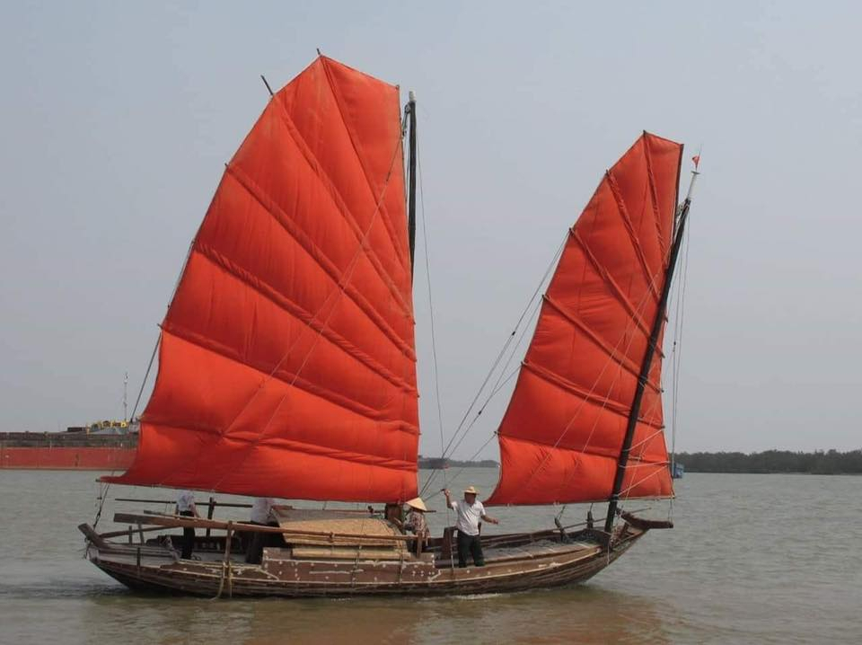 Hình ảnh con thuyền vượt sóng trong văn hóa tín ngưỡng Việt