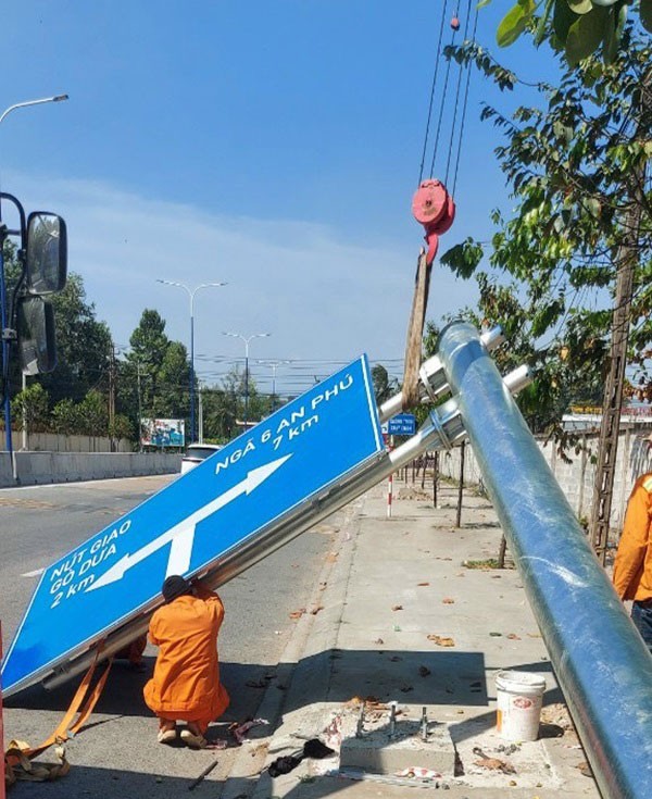 Lắp ráp biển báo vào khung tay vươn